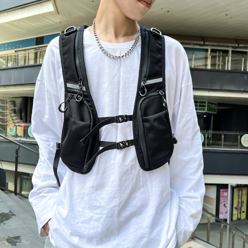 Immagine di Borsa Pettorale Hip Hop Streetwear per Uomo - Gilet Tattico Impermeabile con Tasche in Nylon, Funzione Zaino Portaoggetti e Design Moderno