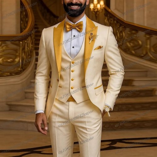 Image de Costume Homme Ivoire Col Doré - 3 Pièces Élégant