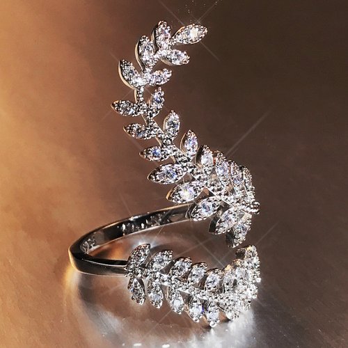 Imagen de Anillo Abierto con Diseño de Hojas Elegantes para Mujer, Joya Plateada con Circonitas de Cristal Brillantes para Fiestas y Cócteles