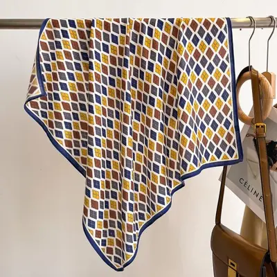 Image de Foulard Imprimé Fleuri 70cm - Élégant & Polyvalent