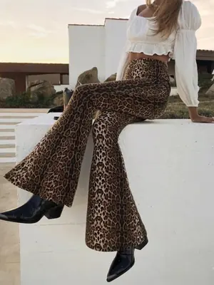 Image de Leggings Flare Léopard Taille Haute - Tendance 2025