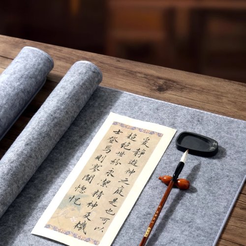 Immagine di Tappetino in Feltro Spesso per Calligrafia Cinese e Pittura Sumi-e su Carta Xuan – Supporto da Scrivania per Disegno Tradizionale Giapponese, Colore Grigio