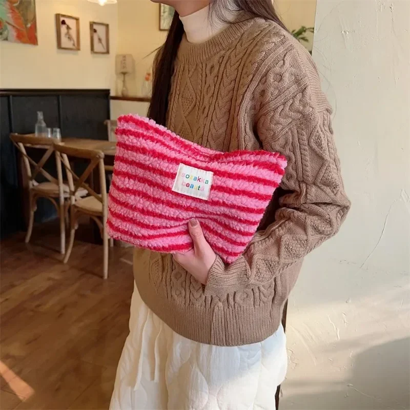 Immagine di Borsa per Cosmetici con Pochette in Peluche a Pois Colorati - Grande Capacità, Borsa da Trucco e Articoli da Toeletta, Ideale per Viaggi e Uso All'Aperto