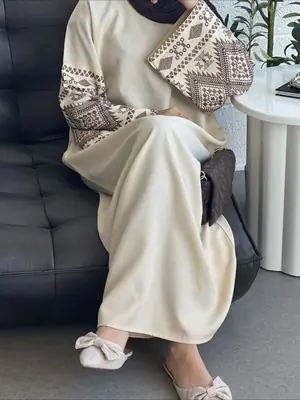 Image de Abaya Brodée Élégante pour Femme - Tenue Musulmane de Fête