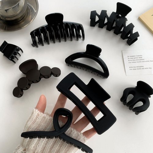 Image de Pince à Cheveux Noire Géométrique - Élégante & Pratique