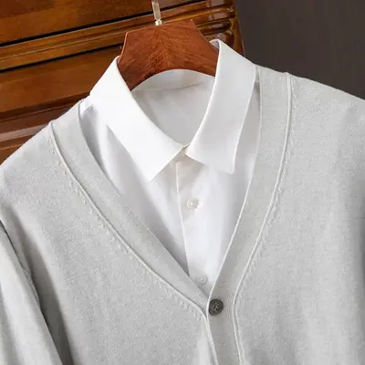 Image de Cardigan Homme Col V - Style Classique & Décontracté