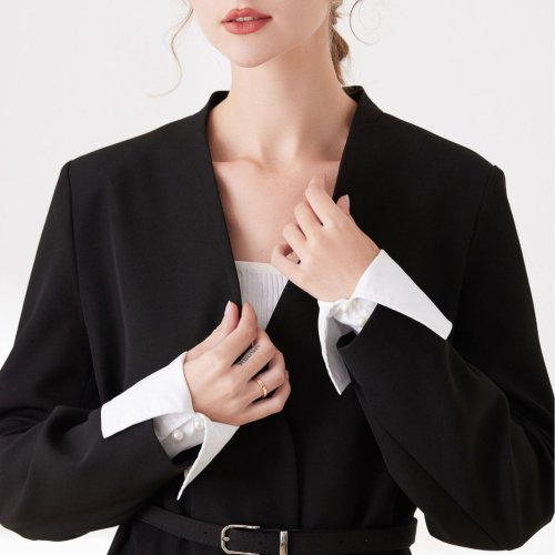 Bild von Eleganter Schwarz-Weiß Handgelenkbezug aus Baumwolle – Professioneller OL-Anzug-Stil mit dekorativer Faux-Manschette und kurzen Ärmeln
