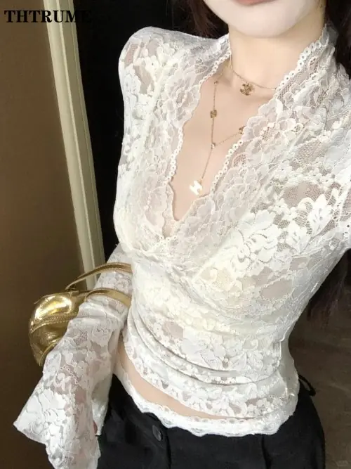 Image de T-shirt Transparent Col V Dentelle - Chic & Séduisant