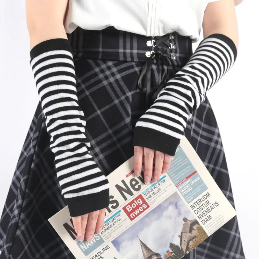 Bild von Gothic Punk Armstulpen – Schwarz-Weiß Fäustlinge für Jk-Mädchen & Co.