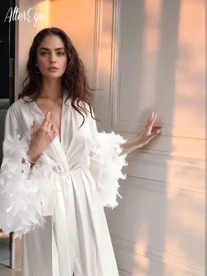 Image de Robe de Mariée Rouge Cardinal en Plumes - Élégance & Douceur