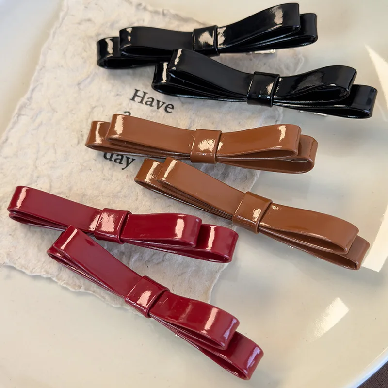 Zdjęcie Elegancka Retro Błyszcząca Skórzana Kokardka – Modne Spinki do Włosów z Opaską Grzywką dla Kobiet i Dziewczyn, Słodkie Barrettes z Efektem Metalicznym