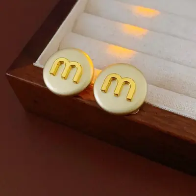 Image de Boucles d'oreilles Zircon Lettre M - Élégance Féminine