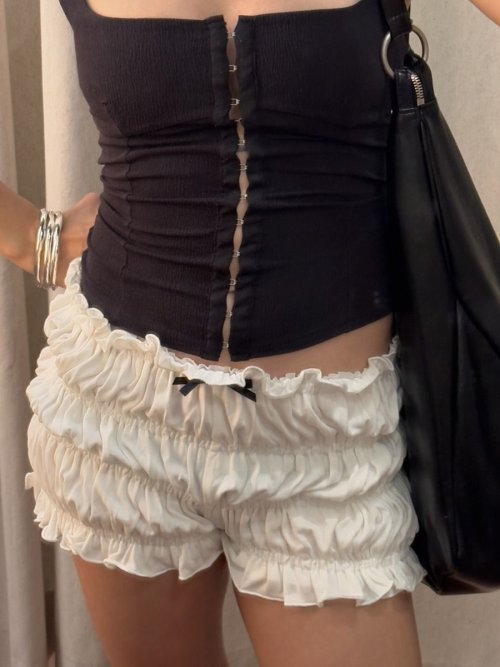 Imagen de Pantalones Cortos con Volantes Estilo Y2K para Mujer - Micropantalones de Tiro Bajo con Lazo y Capas, Diseño Lolita Sexy y Moderno