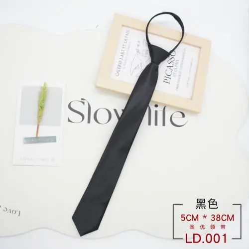Image de Cravate Fine Noire Femme - Élégante & Pratique