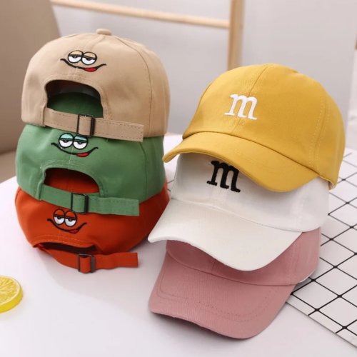 Imagen de Gorra Ajustable para Niños y Niñas con Protección Solar, Estilo Hip Hop y Letras Bordadas – Ideal para Edades 1 a 15 Años
