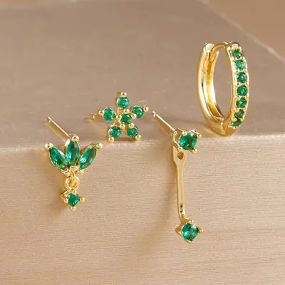 Image de Boucles d'oreilles Huggie Or avec Fleur en Zircon - Ensemble 4 Pièces