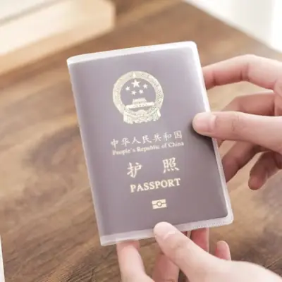 Image de Housse de Protection Passeport Transparente - Étanche & Pratique