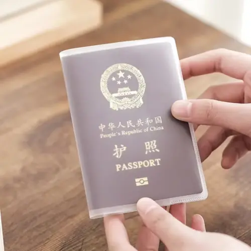 Image de Housse de Protection Passeport Transparente - Étanche & Pratique
