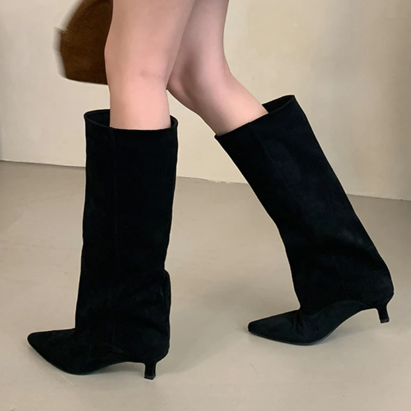 Image of 2025 Winter Women's Pointed Toe Knee-High Boots with Low Heels – Stylish Long Booties for Cold Weather