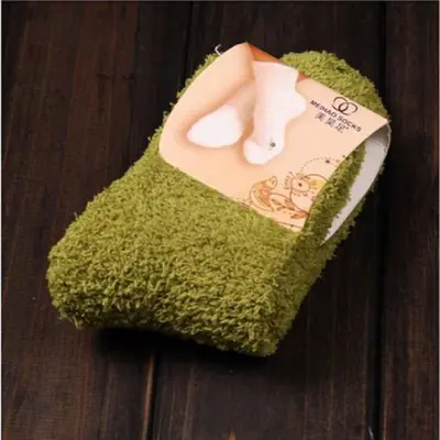 Image de Chaussettes de lit douces en polaire corail pour femmes