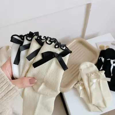 Image de Chaussettes JK Japonaises à Nœud Papillon - Style Scolaire & Décontracté