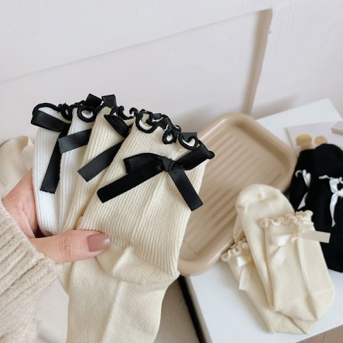 Immagine di Calzini a Tubo Centrale con Fiocco Dolce Giapponese – Calzini da Donna in Cotone Confortevoli con Fiocco in Tacco, Stile JK, Bianco e Nero, Ideali per Look Casual e Sportivi