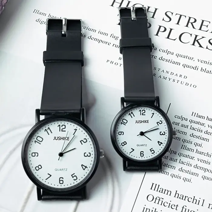 Image de Montre Femme Minimaliste Noir & Blanc - Bracelet Silicone