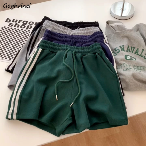 Immagine di Pantaloncini Sportivi Donna con Righe Laterali Vintage, Taglio Sciolti e Casual, Vita Alta, Stile Minimalista Coreano per Estate e Jogging