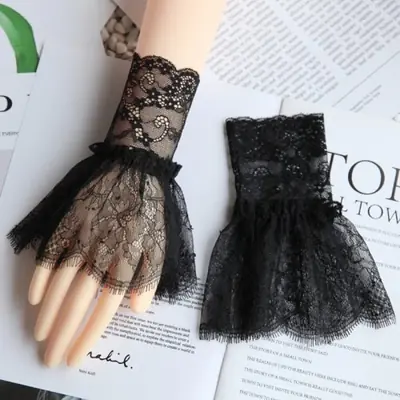 Image de Pull Dentelle Florale avec Manches Artificielles