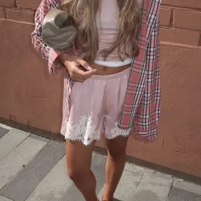 Image de Short en Soie Satinée avec Dentelle - Mini Short Féminin