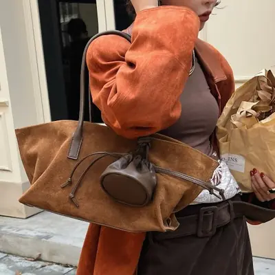 Image de Sac Fourre-Tout en Daim Surdimensionné - Luxe & Grande Capacité
