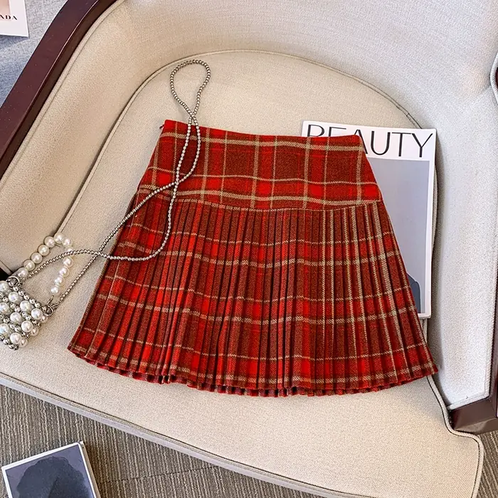 Image de Jupe Plissée à Carreaux - Style Preppy & Élégant