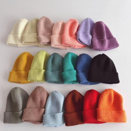 Imagen de Gorro de Invierno para Bebés y Niños: Suave, Cálido y Tejido a Mano en Color Sólido – Ideal para Proteger al Pequeño del Frío
