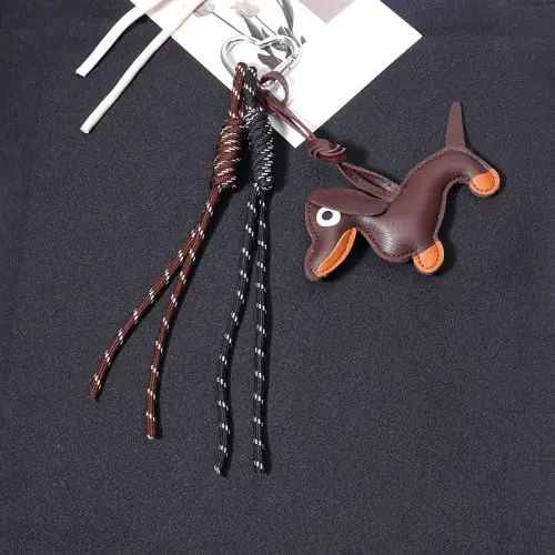 Image de Pendentif Teckel Mignon - Accessoire de Sac en Forme de Balle de Tennis