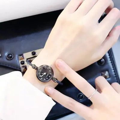 Image de Montre Femme Élégante - Bracelet Or & Acier