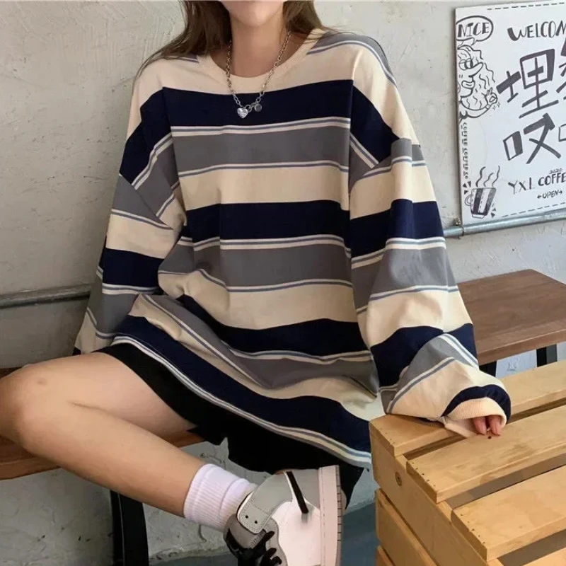 Bild von Frauen Herbst-Strickoberteil mit Streifen, koreanischer Mode-Stil, langärmeliges T-Shirt mit Spalt, lockerer Oversize-Hoodie