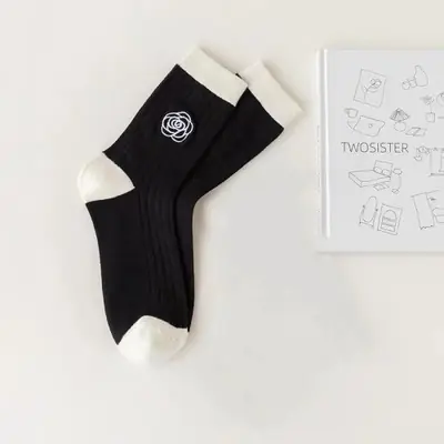 Image de Chaussettes japonaises à broderie camélia, coton pur, rayures noires et blanches
