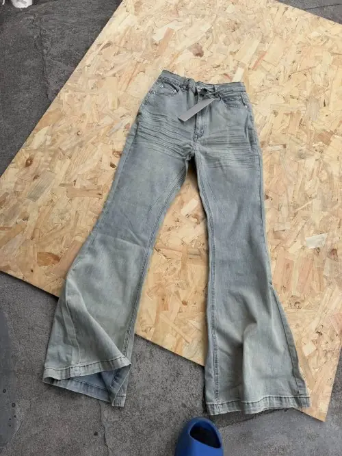 Image de Jeans Slim Bleu Lavé - Coupe Élégante & Confortable