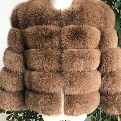 Image de Manteau en Fourrure de Renard Véritable - Style Court & Élégant