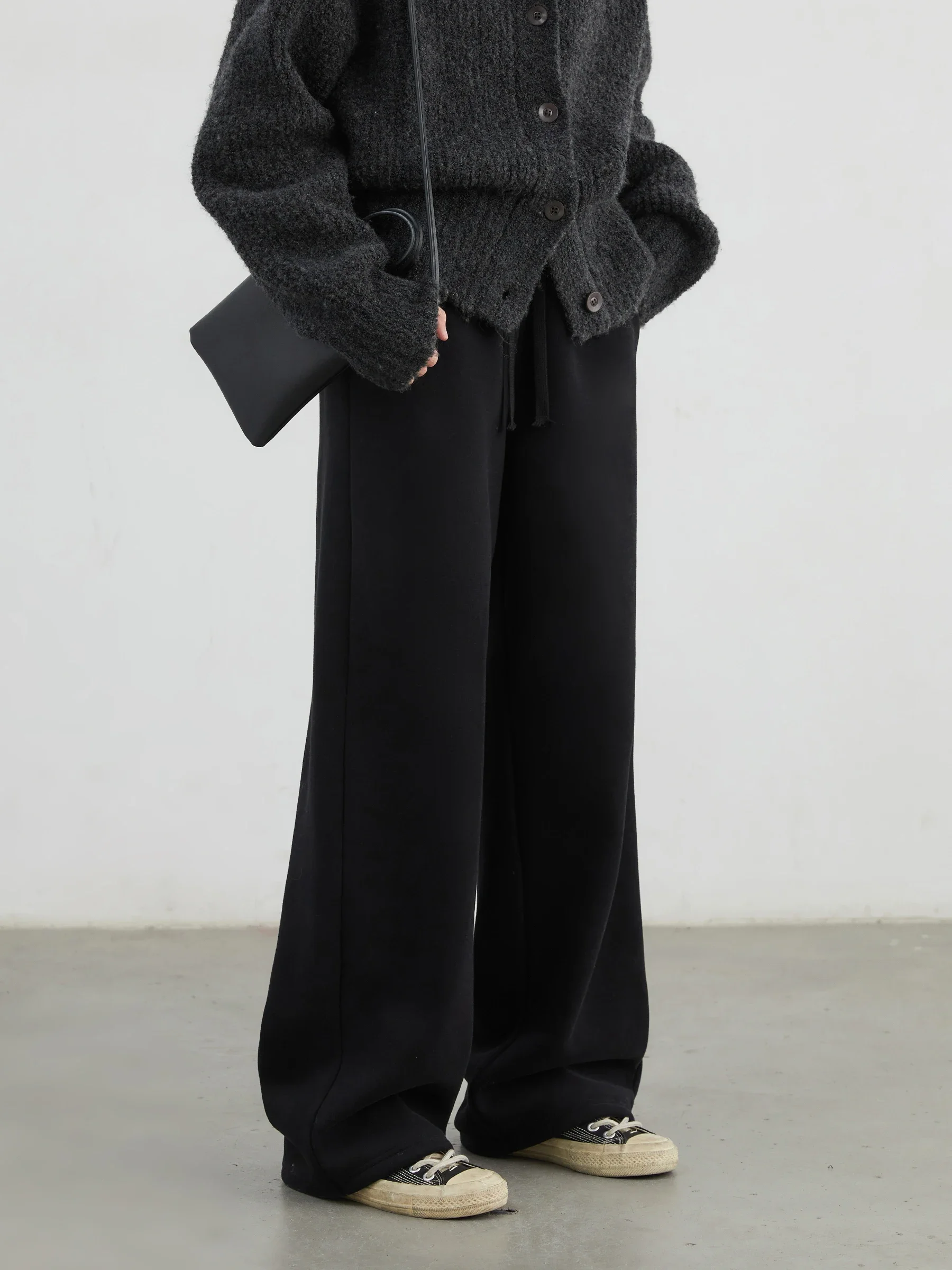 Immagine di Pantaloni Sportivi Donna in Pile - Stile Chic e Comfort