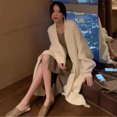 Image de Cardigan Long Blanc Femme - Style Coréen Hiver 2025