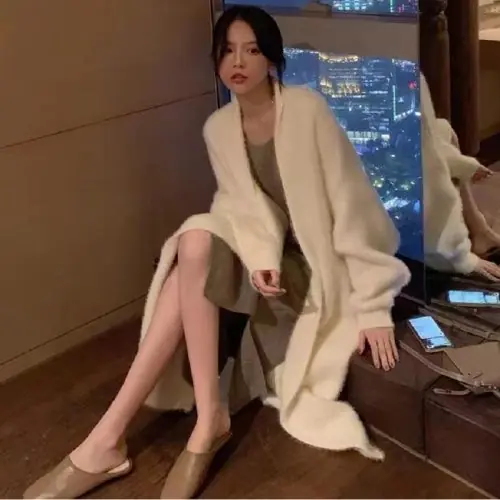 Image de Cardigan Long Blanc Femme - Style Coréen Hiver 2025