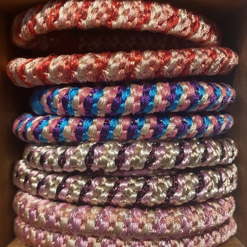 Immagine di 8 Pezzi Set di Elastici per Capelli Colorati per Donne e Ragazze - Fascette per Capelli Morbide e Resistenti, Ideali come Braccialetti o Cravatte per Capelli