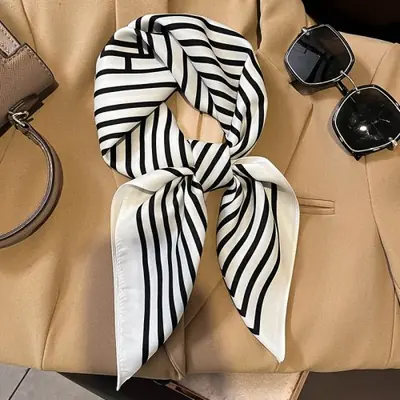 Image de Foulard Satiné Carré à Carreaux - Élégance & Confort