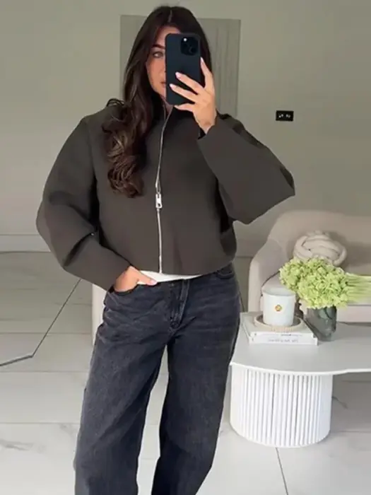 Image de Cardigan Tricoté Court Femme - Style Décontracté & Tendance 2025