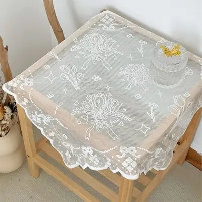 Image de Nappe Dentelle Brodée Antique - Élégance Raffinée pour Votre Table
