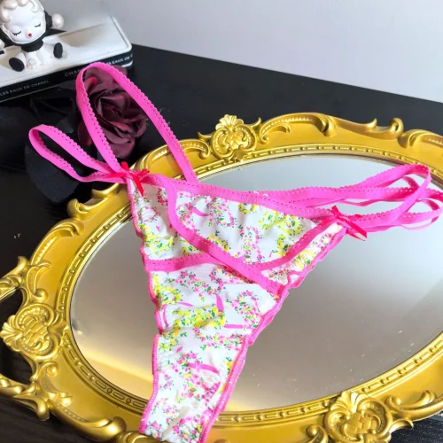 Bild von Süße Tanga-Slips aus Satin mit Blumenmuster