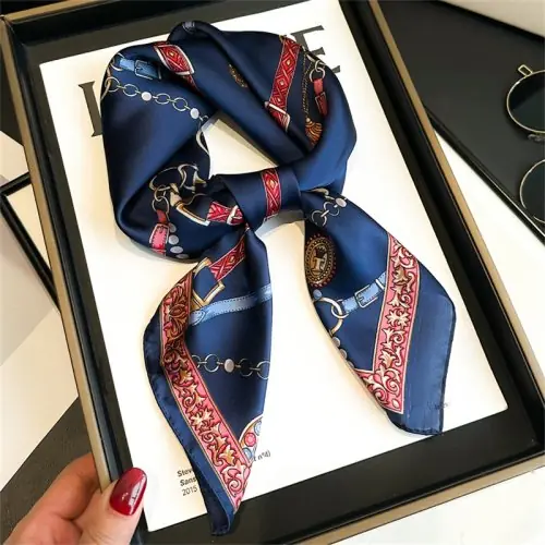Image de Foulard Soie Imprimé Cheval Luxe Femme