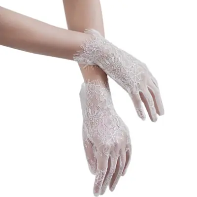 Image de Gants de Mariée Blancs en Dentelle - Court & Élégant