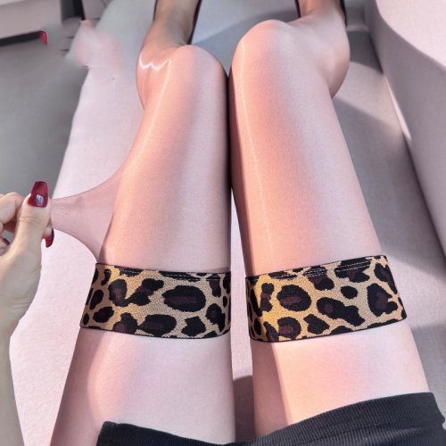 Afbeelding van Sexy Glanzende Knielange Zwarte Kousen voor Vrouwen – Modieus en Verleidelijk Design